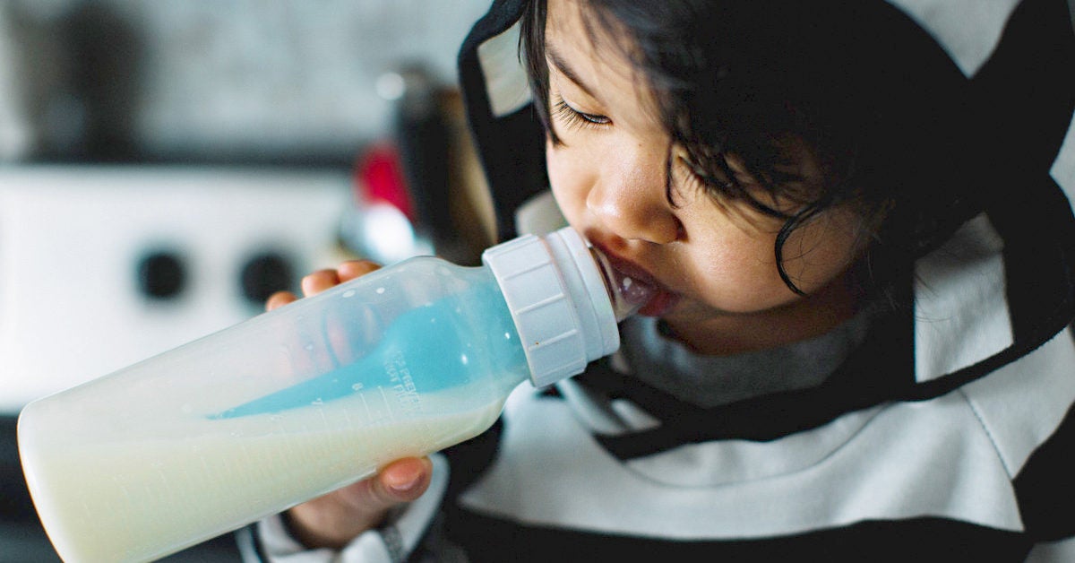 Wann können Babys Milch trinken? Wie wird auf Vollmilch umgestellt?