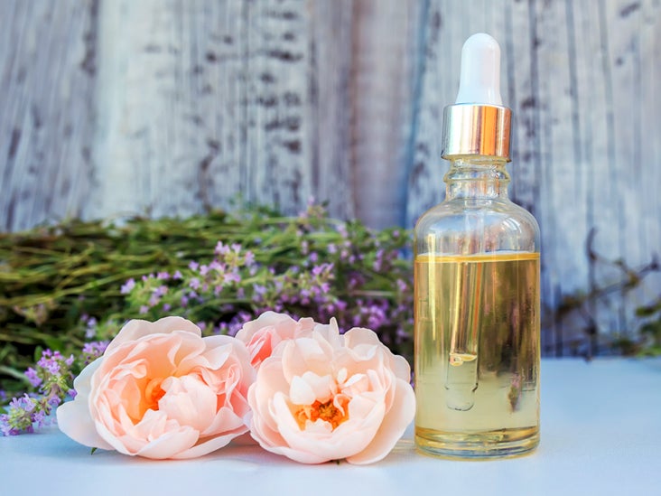Rose Oil: What are the Benefits and Uses of This Essential Oil?