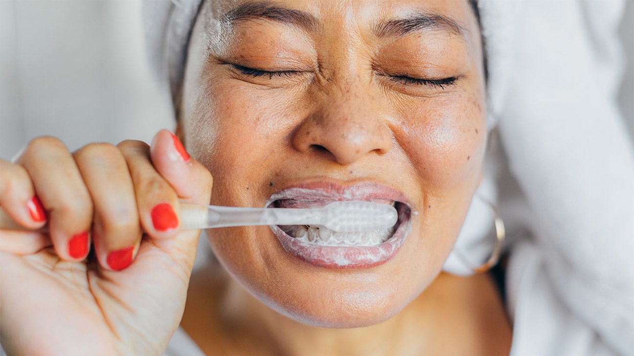 How to Brush Your Teeth with a Standard or Electric Toothbrush
