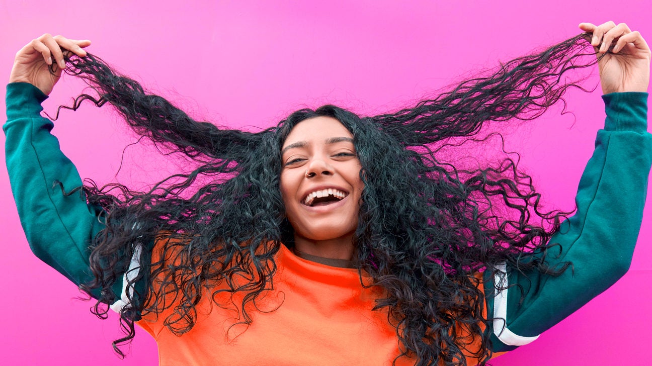 How to Strengthen Hair: 10 Tips and DIY Treatments