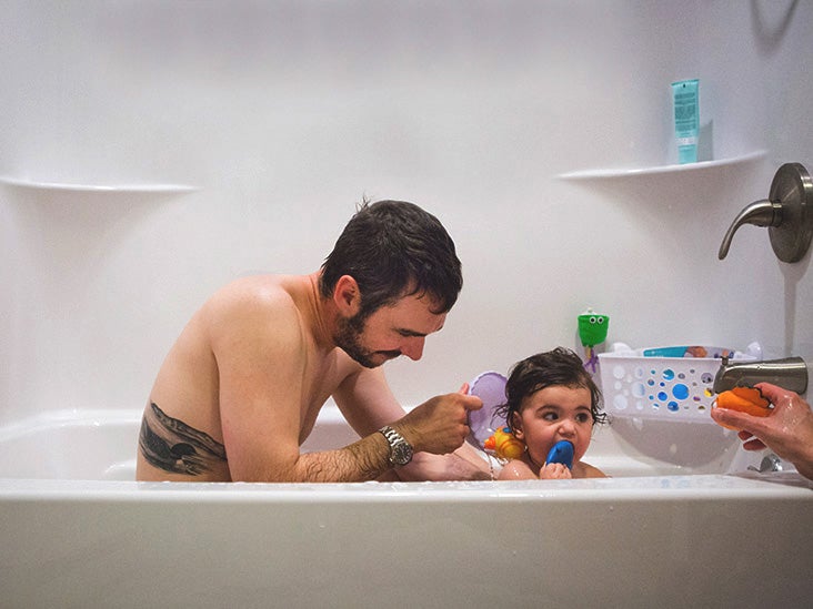 7 Pros (and Cons) of Being Naked Around Your Kids