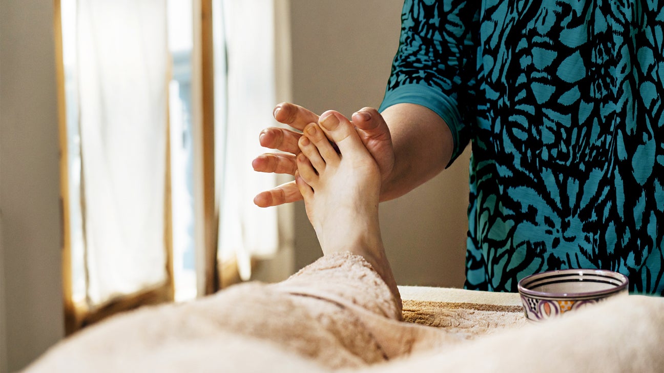 Foot Massage During Pregnancy Safety Benefits Risks And Tips