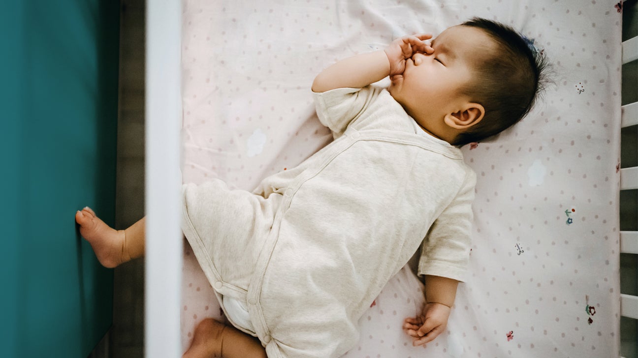 Learn how to swaddle the babe.  Baby sleep problems, Pregnant mom