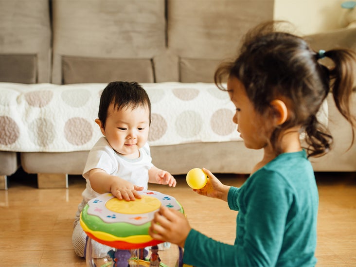 6 Easy Ways to Entertain Your Baby and Your Toddler