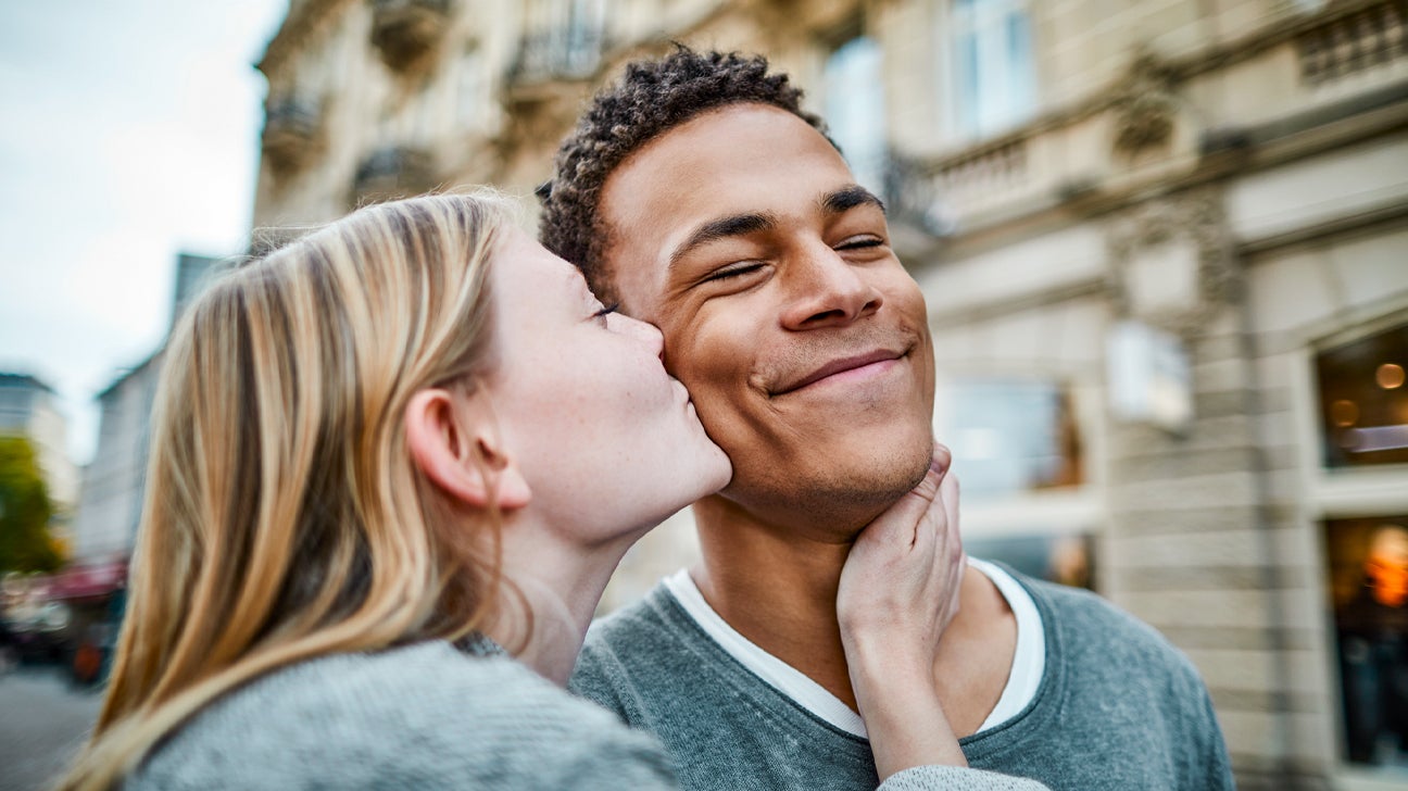 How and When to First Kiss a Woman - The Modern Man