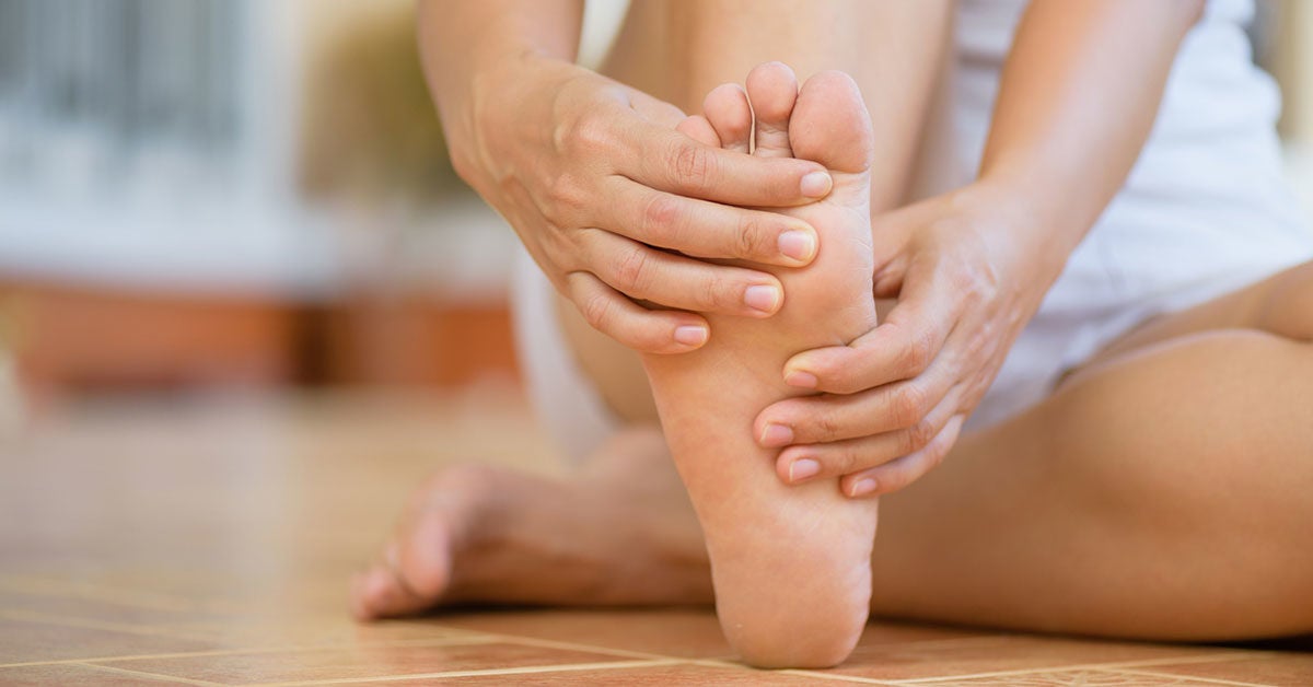 stubbed-toe-symptoms-treatment-and-prevention