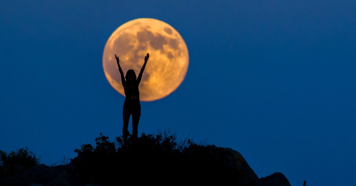 Moon Gazing: What It Is, How to Do and Potential Benefits