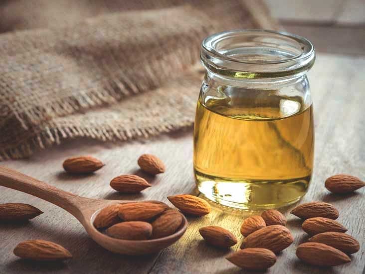 Dầu hạnh nhân (Almond oil): Dầu hạnh nhân là sản phẩm tự nhiên tuyệt vời để giữ cho làn da của bạn luôn mềm mại và mịn màng. Không chỉ có tác dụng làm đẹp da, dầu hạnh nhân còn được sử dụng để tóc khỏe và chắc khỏe hơn. Đến xem hình ảnh liên quan để tìm hiểu thêm về những lợi ích của dầu hạnh nhân.