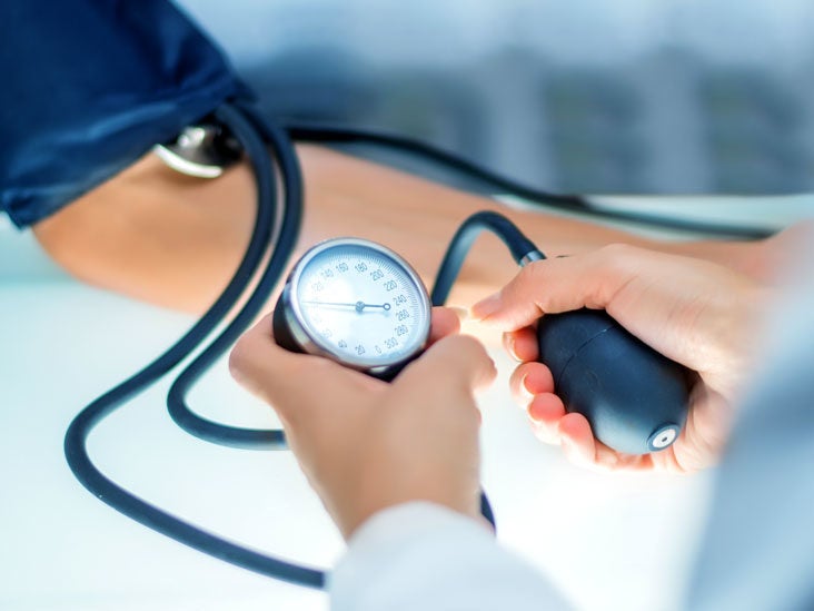 ¿Qué causa la presión arterial baja después de la cirugía?