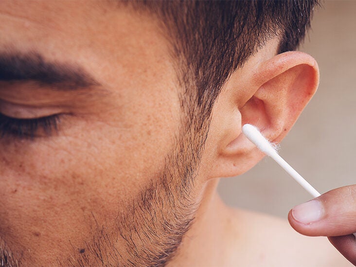 Mening Vies Menstruatie Bloody Ear Wax: Causes, Treatments, and More