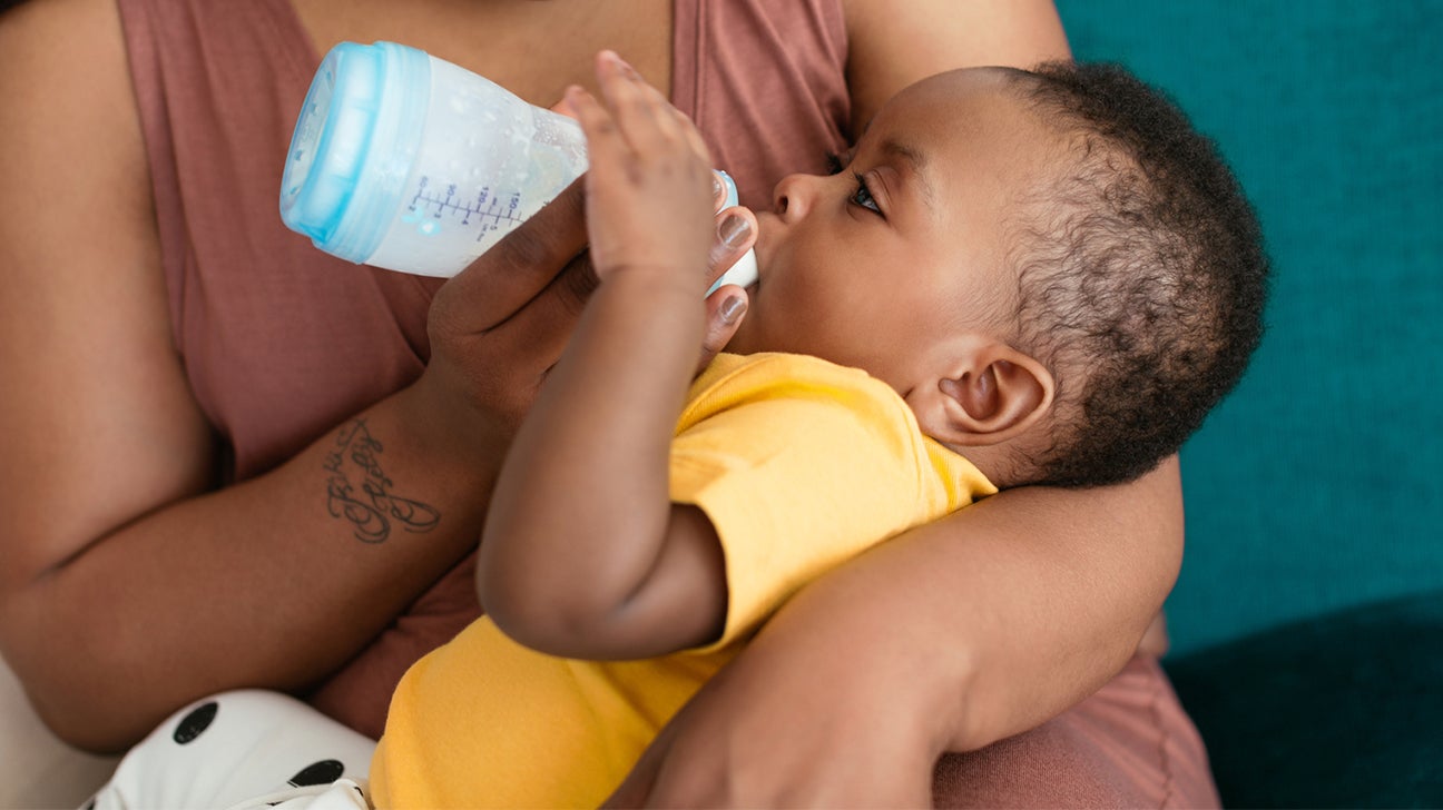 https://post.healthline.com/wp-content/uploads/2020/08/mom-bottle-feeding-formula-baby-1296x728-header.jpg