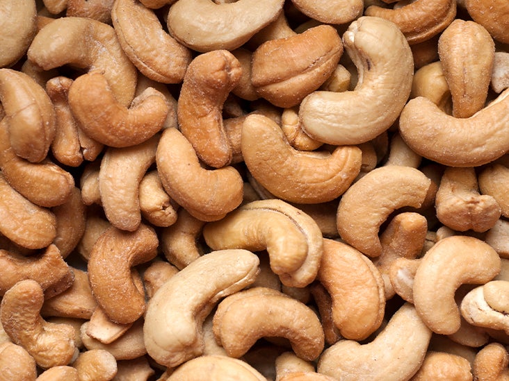 Are raw cashews safe to eat