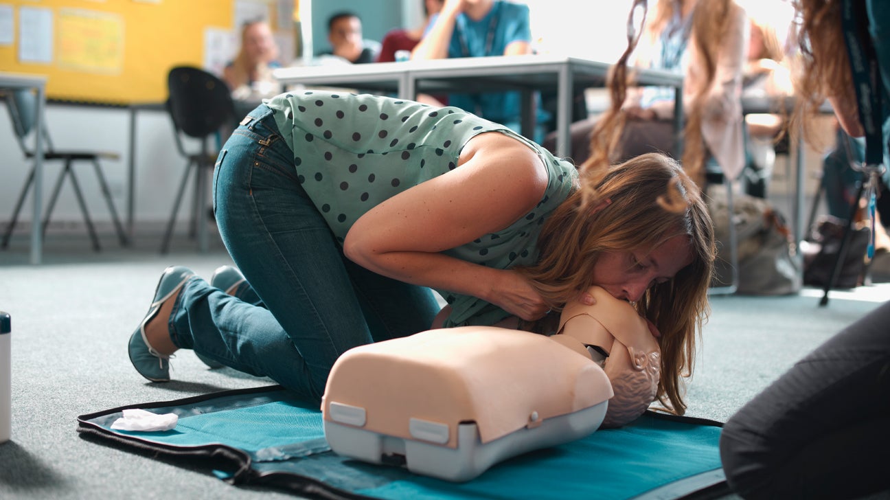 Cardiopulmonary resuscitation (CPR): First aid - Mayo Clinic