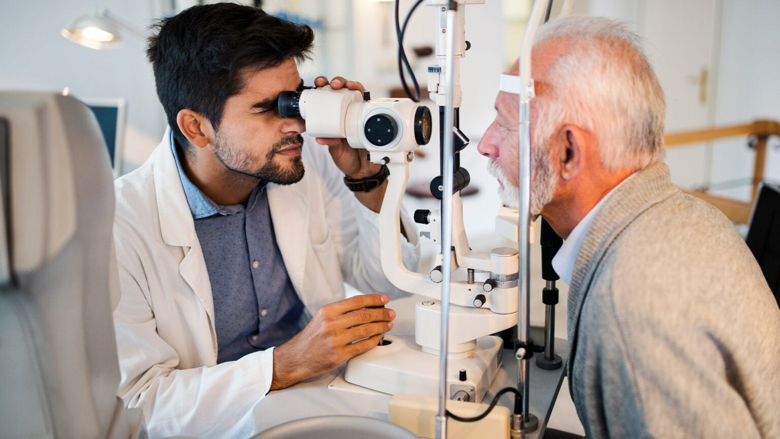 does-medicare-cover-lasik-eye-surgery