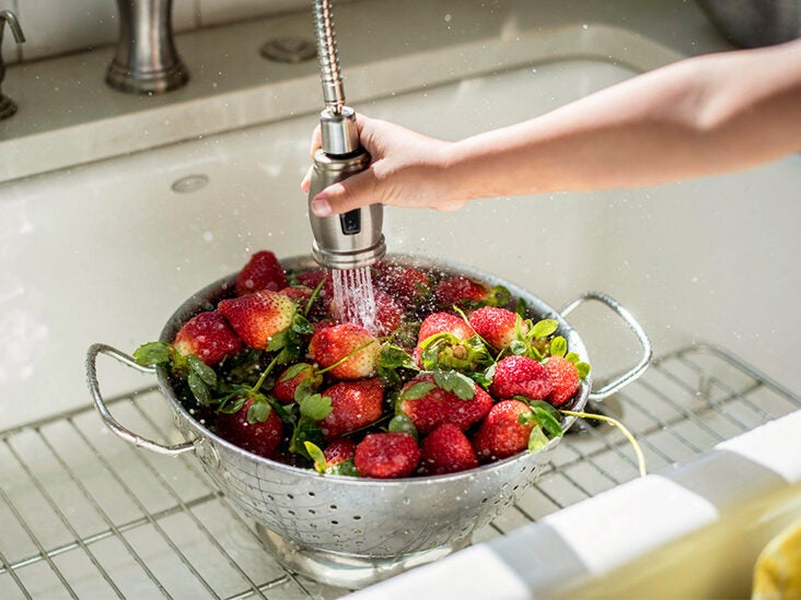 strawberries and baking powder to whiten teeth