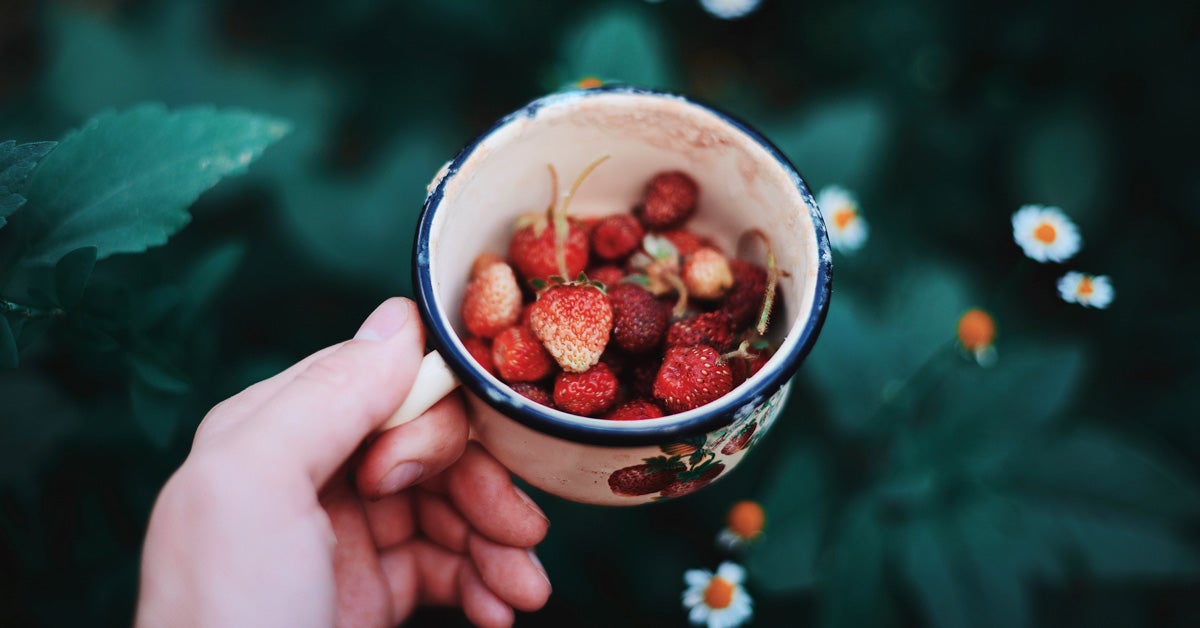 strawberries and baking powder to whiten teeth