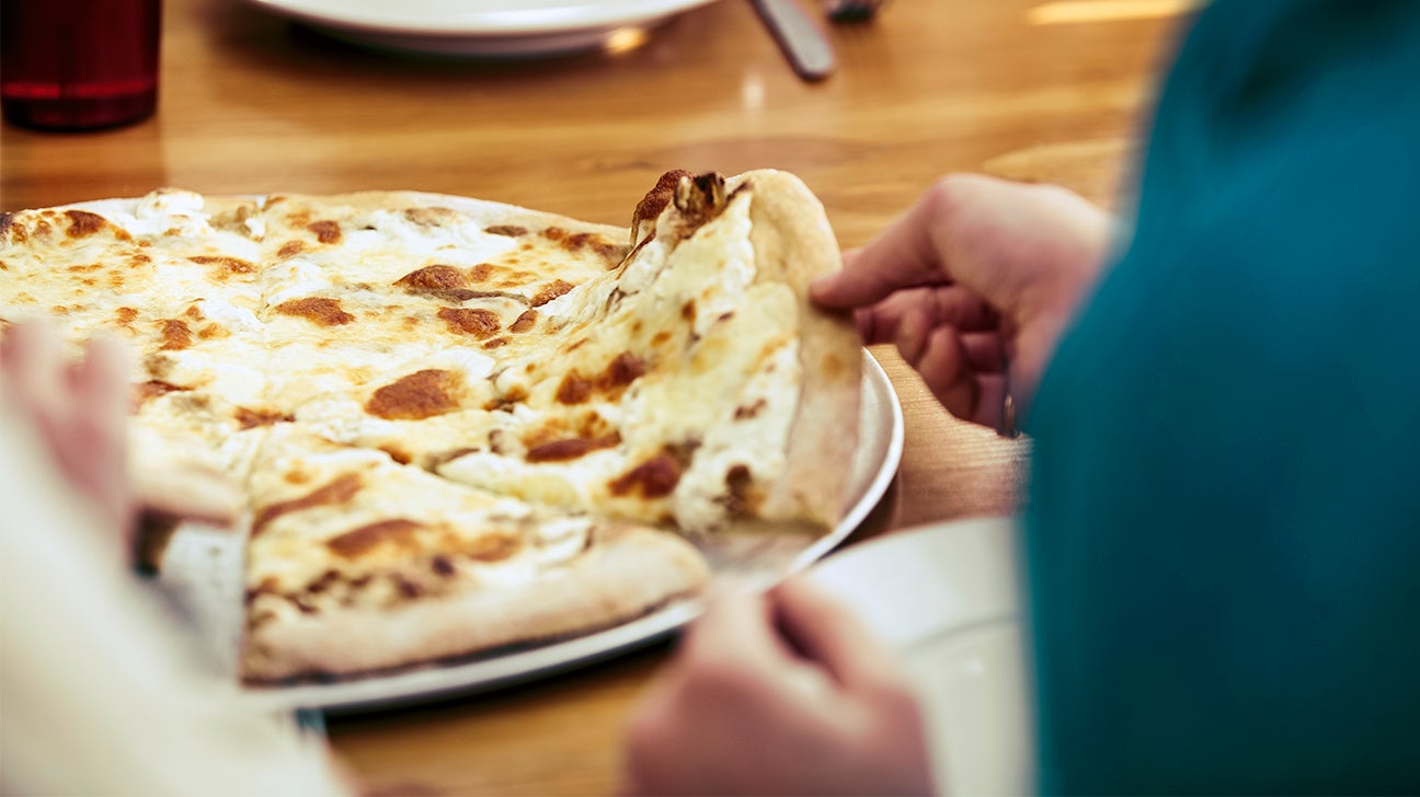 https://post.healthline.com/wp-content/uploads/2021/05/white-pizza-1296x728-header.jpg