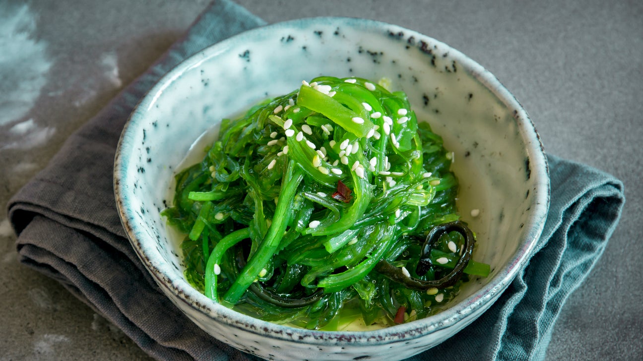Китайские водоросли. Японская кухня морские водоросли. Бульон водоросли вакаме тофу минтай. Seaweed. Бульон водоросли вакаме тофу красный перец.