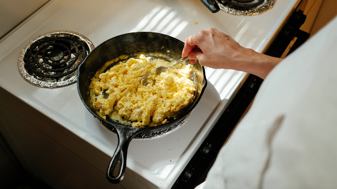 https://post.healthline.com/wp-content/uploads/2021/10/breakfast-foods-eggs-scrambled-pan-1296x728-header.jpg