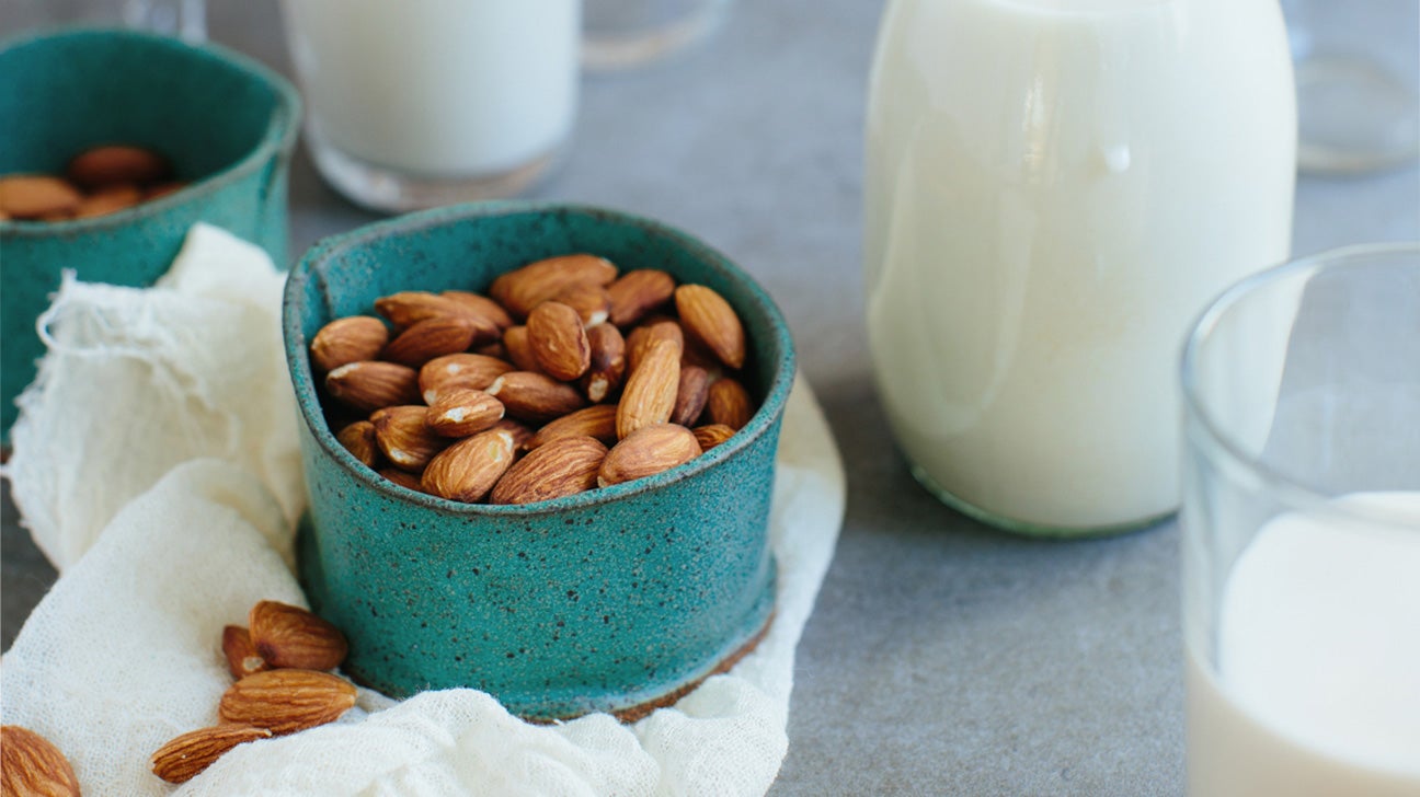 11 Health Benefits of Almond Milk and How to Make It