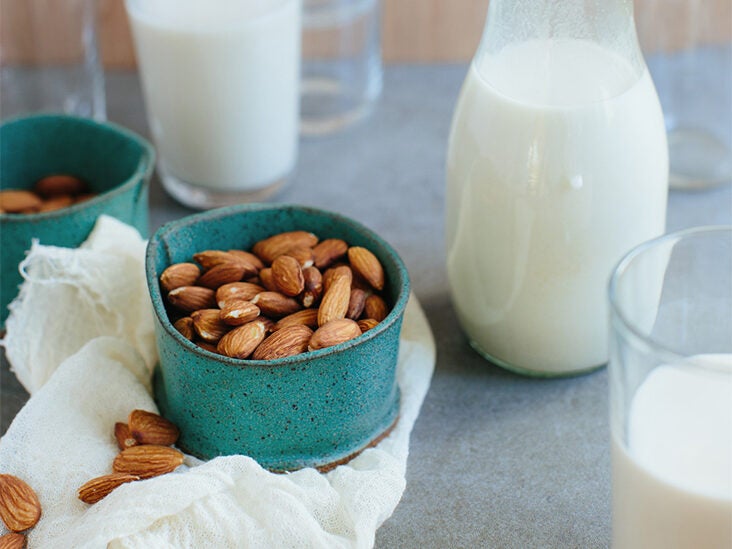 11 Health Benefits of Almond Milk (and How to Make It)