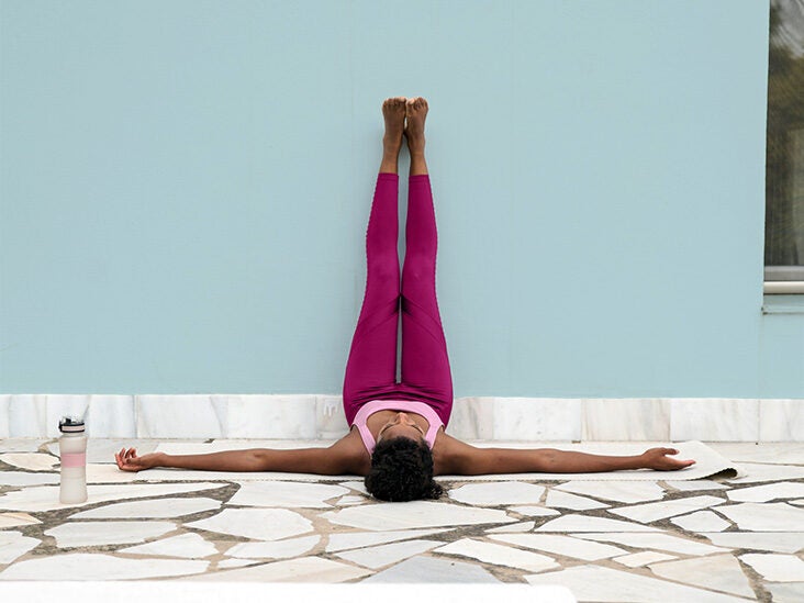 732px x 549px - Hot Yoga Benefits: Science-Backed Facts and Safety Tips