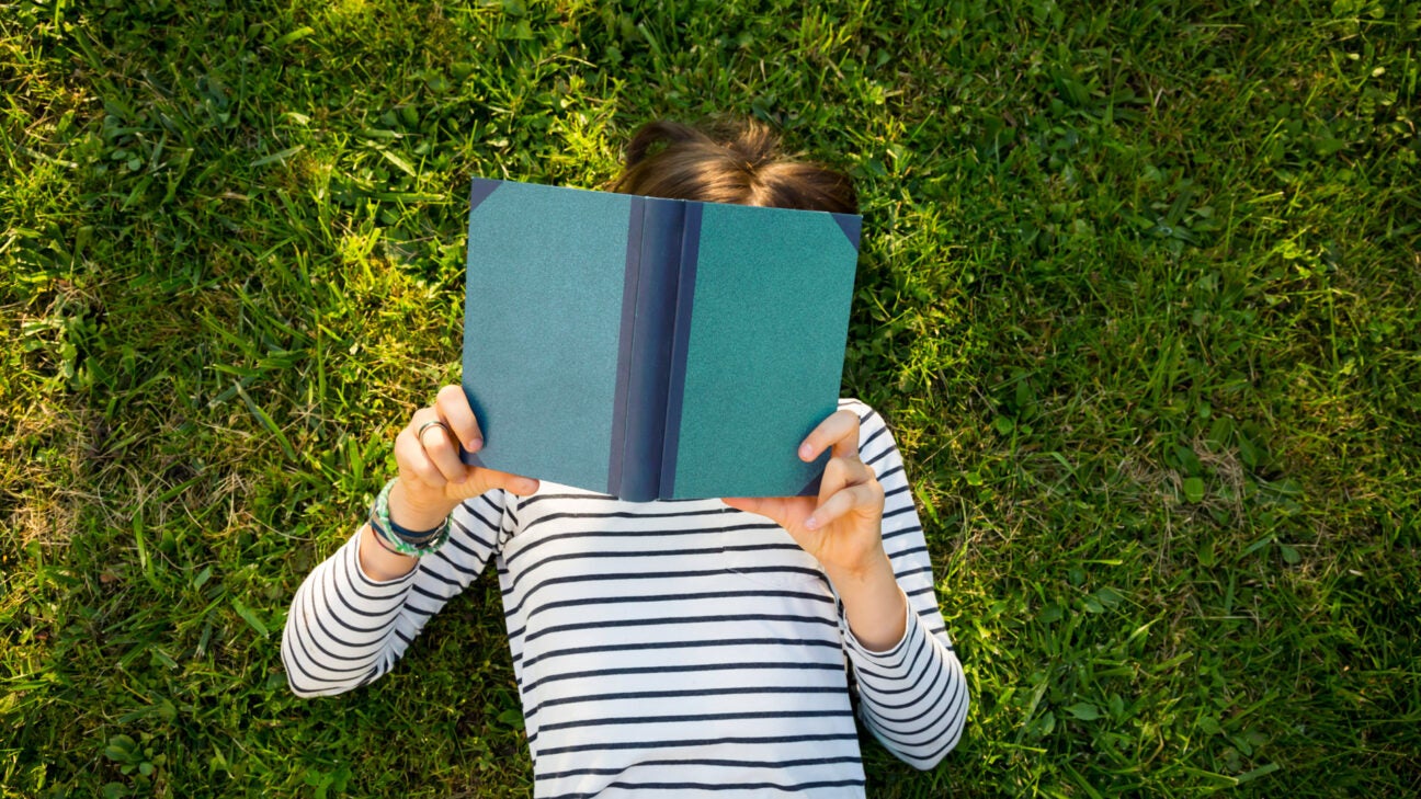 13 Best Books for Managing Anxiety According to 2 Psychologists