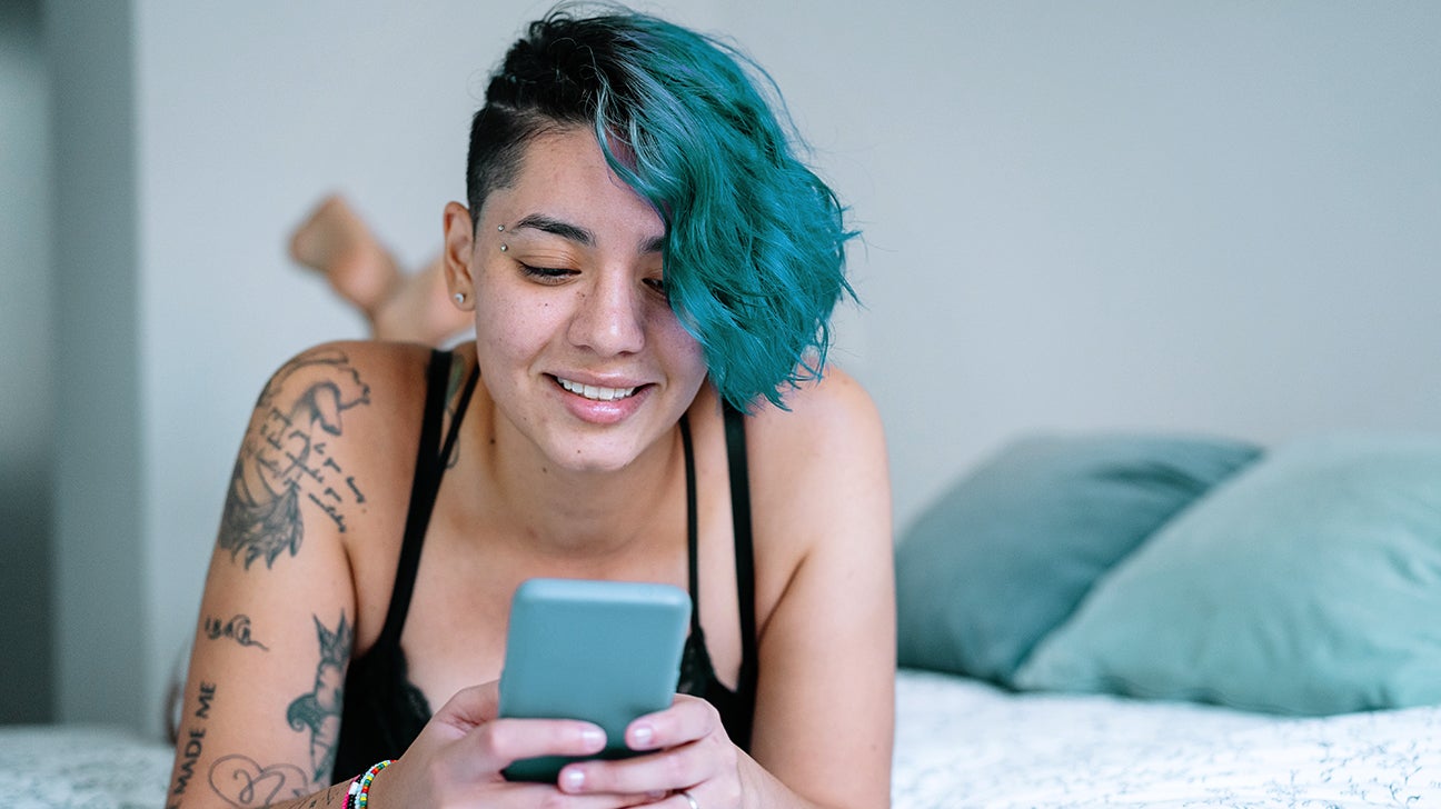 14 Sexting Tips and Tricks: Safety, What to Say, and More