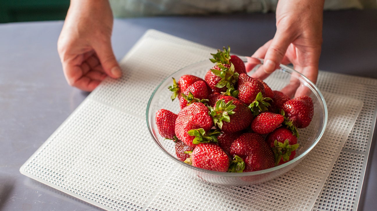 https://post.healthline.com/wp-content/uploads/2023/01/Strawberries-header.jpg