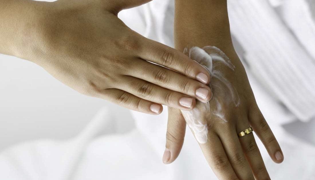 Dry hands: Home remedies and causes